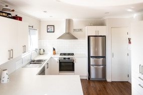 whitekitchen-woodenfloor