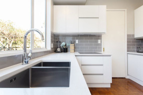 white handlefree kitchen