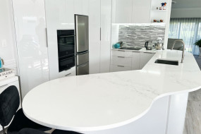 white high gloss kitchen curved island dream doors papamoa beach tauranga 0800 229 373